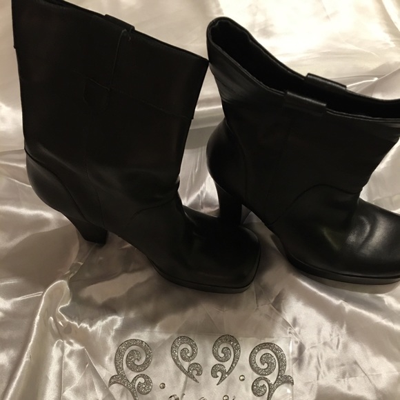 Boots - Picture 4 of 7